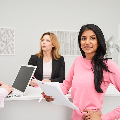 Medarbetare och chef i receptionsmiljö i digital arbetsmiljö